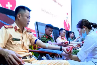 Công an Thanh Hóa tình nguyện hiến máu.