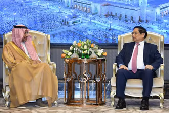 Thủ tướng Chính phủ Phạm Minh Chính tiếp Bộ trưởng Công nghiệp và Khoáng sản Saudi Arabia Bandar Alkhorayef (Ảnh: THANH GIANG). 