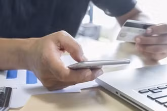 Bộ Tài chính sẽ tổ chức công bố (số điện thoại, email) để tiếp nhận thông tin phản ảnh của người dân và doanh nghiệp về các sản phẩm bảo hiểm biến tướng. (Ảnh minh họa/Nguồn: TTXVN)