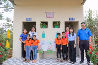 Cô và trò Trường Tiểu học Thành Long vui mừng đón nhận công trình “Nhà vệ sinh cho em” do Tập đoàn TH, Quỹ Vì tầm vóc Việt và Ngân hàng TMCP Bắc Á tài trợ.