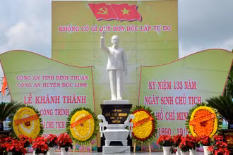 Tượng đài Chủ tịch Hồ Chí Minh tại Công an huyện Đức Linh. 