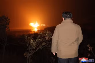 Nhà lãnh đạo Triều Tiên Kim Jong-un thị sát vụ phóng vệ tinh trinh sát “Malligyong-1” tại Bãi phóng vệ tinh Sohae ở quận Cholsan, tỉnh Bắc Phyongan, ngày 21/11/2023. (Ảnh: Yonhap/TTXVN)