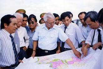 Thủ tướng Võ Văn Kiệt xem xét quy hoạch tổng thể xây dựng thành phố Vạn Tường, huyện Bình Sơn (Quảng Ngãi) phục vụ dự án xây dựng nhà máy lọc Dung Quất (tháng 7/1995). (Ảnh: VNE/TTXVN) 