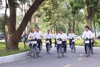 [Ảnh] Thủ tướng Phạm Minh Chính và Thủ tướng Hà Lan dạo phố Hà Nội
