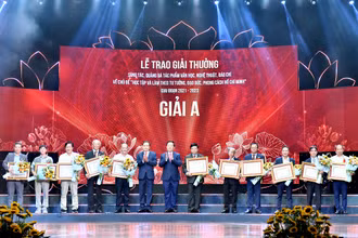 Đồng chí Trần Thanh Mẫn và đồng chí Nguyễn Trọng Nghĩa trao giải A tặng các tác giả đoạt giải.