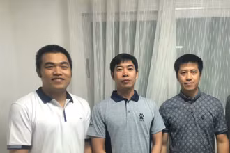 Từ trái sang phải: Thuyền viên Phùng Văn An, Phạm Văn Thành và Nguyễn Văn Tảo. (Ảnh: Nguyễn Trường/Vietnam+)
