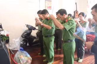 Đoàn công tác Công an tỉnh Bình Dương đến thăm, động viên gia đình các nạn nhân tử vong. 