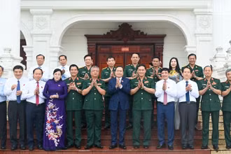 Chủ tịch Quốc hội Trần Thanh Mẫn cùng các đại biểu với lãnh đạo Bộ Tư lệnh Quân khu 3. (Ảnh Duy Linh) 