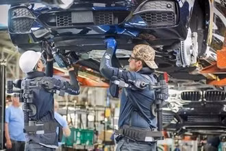 Công nhân làm việc trên dây chuyền sản xuất xe ô-tô của hãng BMW (Đức). (Ảnh: DW/TTXVN)