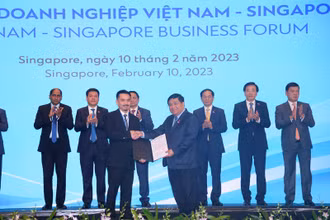 Thủ tướng Phạm Minh Chính chứng kiến lễ trao giấy chứng nhận, thỏa thuận hợp tác đầu tư của cộng đồng doanh nghiệp hai nước. Trong ảnh: Bộ trưởng Kế hoạch và Đầu tư Nguyễn Chí Dũng trao chứng nhận đầu tư cho đại diện lãnh đạo Tập đoàn Masan. 