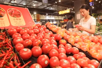 Người dân mua hàng trong siêu thị ở thành phố Lâm Nghi, tỉnh Sơn Đông, Trung Quốc. (Nguồn: THX/TTXVN)