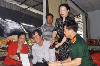 Lãnh đạo Viettel Tiền Giang sử dụng điện thoại để thanh toán tiền khi mua hàng hóa. 