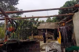 Mưa dông khiến nhà dân tại thôn Lập Thành, xã Đức Ninh, huyện Hàm Yên bị tốc mái hoàn toàn. 