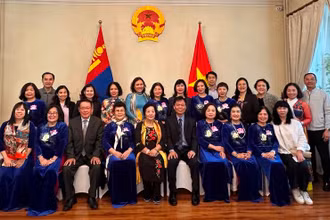 Các đại biểu chụp ảnh lưu niệm. (Ảnh: Đại sứ quán Việt Nam tại Mông Cổ)