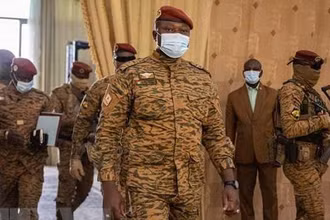 Trung tá Paul-Henri Sandaogo Damiba (giữa, phía trước), lúc đương nhiệm lãnh đạo chính quyền quân sự Burkina Faso, tới dự phiên họp nội các đầu tiên ở Ouagadougou, ngày 7/3/2022. (Ảnh: AFP/TTXVN) 