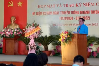 Đồng chí Nguyễn Trọng Nghĩa phát biểu tại buổi lễ.