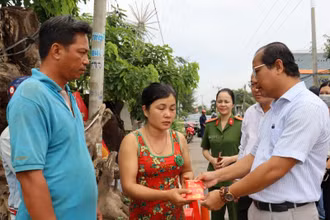 Lãnh đạo huyện Cần Giuộc (Long An) hỗ trợ, động viên hộ dân bị thiệt hại do sạt lở. 