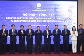 Thủ tướng Phạm Minh Chính và lãnh đạo Bộ Công thương, Tập đoàn Điện lực Việt Nam.