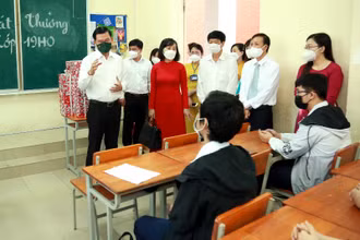Lãnh đạo tỉnh Đồng Nai kiểm tra phòng, chống dịch Covid-19 tại Trường trung học phổ thông chuyên Lương Thế Vinh vào tháng 2/2022.