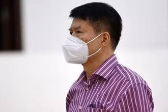 Bị cáo Trương Quốc Cường, cựu Thứ trưởng Y tế bị Tòa tuyên án 3 năm tù tại Phiên tòa xét xử phúc thẩm. (Ảnh: TTXVN) 
