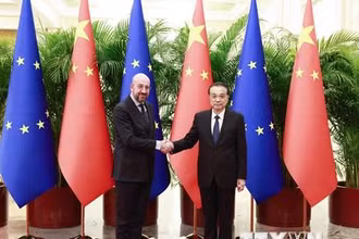 Thủ tướng Trung Quốc Lý Khắc Cường (phải) và Chủ tịch Hội đồng châu Âu (EC) Charles Michel (trái) trong cuộc gặp tại Bắc Kinh, ngày 1/12/2022. (Ảnh: THX/TTXVN)