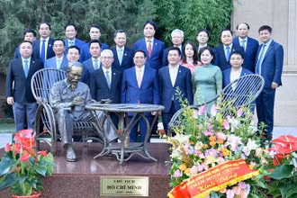 Thủ tướng Phạm Minh Chính thăm, nói chuyện với cán bộ, nhân viên Đại sứ quán, bà con cộng đồng người Việt Nam ở Trung Quốc 