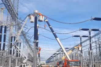Thi công sửa chữa xuyên Tết, thay thế thiết bị biến dòng điện cấp điện áp 500kV tại Trạm biến áp 500kV Vĩnh Tân (Bình Thuận).