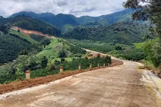 Hỗ trợ đầu tư trọng tâm, trọng điểm và duy tu, bảo dưỡng một số công trình giao thông liên xã trên địa bàn huyện nghèo.