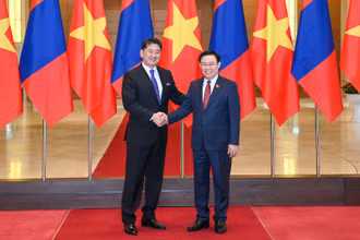 Chủ tịch Quốc hội Vương Đình Huệ và Tổng thống Mông Cổ Ukhnaagiin Khurelsukh. (Ảnh: Duy Linh) 