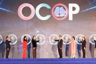 Các đại biểu bấm nút khai mạc Hội chợ OCOP Quảng Ninh - Đông 2022.