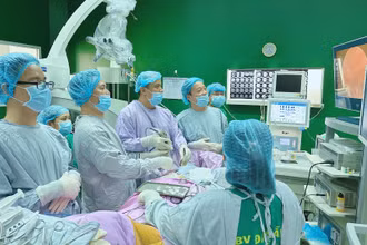Các bác sĩ tiến hành mổ nội soi qua hốc mắt bệnh nhân.
