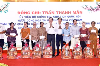[Ảnh] Chủ tịch Quốc hội tặng quà Tết các gia đình chính sách tại Cần Thơ