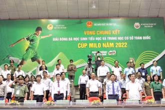 Các đại biểu dự lễ khai mạc vòng chung kết Giải Bóng đá học sinh tiểu học và trung học cơ sở toàn quốc Cup Milo năm 2022.