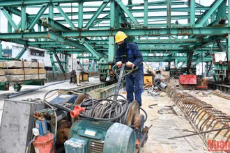 Nỗ lực thi công đúng tiến độ tuyến đường bộ trên cao dọc đường Vành đai 2