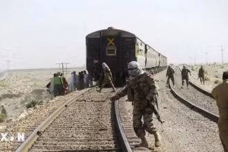 Lực lượng an ninh Pakistan được triển khai tại hiện trường vụ tấn công một đoàn tàu ở Balochistan. (Ảnh: EPA/TTXVN) 
