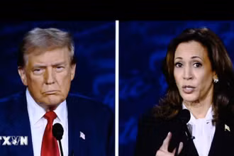 Ứng viên tranh cử Tổng thống Mỹ của đảng Cộng hòa, cựu Tổng thống Donald Trump (trái) và ứng viên của đảng Dân chủ, Phó Tổng thống Kamala Harris trong cuộc tranh luận trực tiếp tại Philadelphia. (Ảnh: THX/TTXVN)