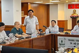 Tác giả kịch bản Nguyễn Thế Kỷ trả lời câu hỏi của phóng viên tại buổi họp báo.