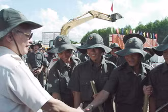Cố Thủ tướng Võ Văn Kiệt thăm hỏi chiến sĩ, thanh niên xung phong thi công tuyến đường Rừng Sác, huyện Cần Giờ. (Ảnh: NGUYỄN CÔNG THÀNH)