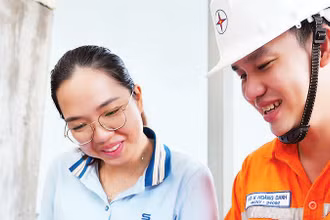 Nhân viên Tổng công ty Điện lực miền nam tư vấn cho người dân về cách tiết kiệm điện.