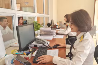 Cán bộ Cục thuế Vĩnh Phúc hướng dẫn các doanh nghiệp nộp thuế.