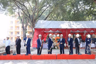 Thực hiện nghi thức khởi công dự án.