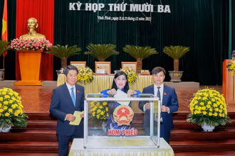 Các đại biểu bỏ phiếu tín nhiệm.
