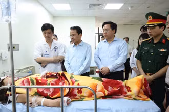 Lãnh đạo tỉnh Vĩnh Phúc động viên các nạn nhân vụ tai nạn.