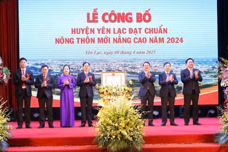Thường trực Tỉnh ủy Vĩnh Phúc chúc mừng huyện Yên Lạc.