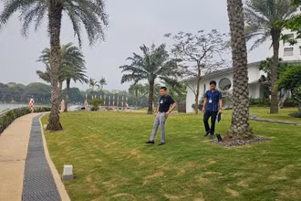 Cán bộ phường Đống Đa kiểm tra khu đất của Công ty cổ phần tập đoàn sản xuất ống thép Việt Đức.