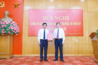 Đồng chí Bùi Huy Vĩnh, Ủy viên Thường trực Ban Thường vụ Tỉnh ủy, Trưởng Ban Tuyên giáo Tỉnh ủy (bên phải) chúc mừng đồng chí Hà Văn Quyết.