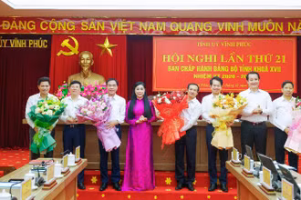 Thường trực Tỉnh ủy chúc mừng các đồng chí mới được bầu và được chỉ định.