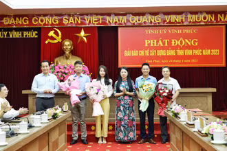 Thường trực Tỉnh ủy Vĩnh Phúc tặng hoa các nhà báo có tác phẩm đạt giải báo chí Búa liềm vàng lần thứ 7.