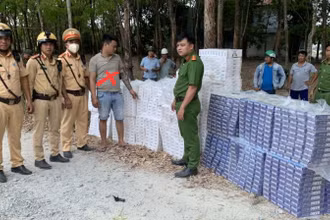 Đối tượng Nguyễn Công Minh (dấu X) và tang vật thuốc lá điếu ngoại nhập lậu bị tạm giữ.