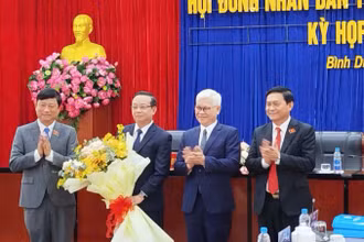 Lãnh đạo tỉnh Bình Dương trao tặng hoa chúc mừng đồng chí Bùi Minh Thạnh.